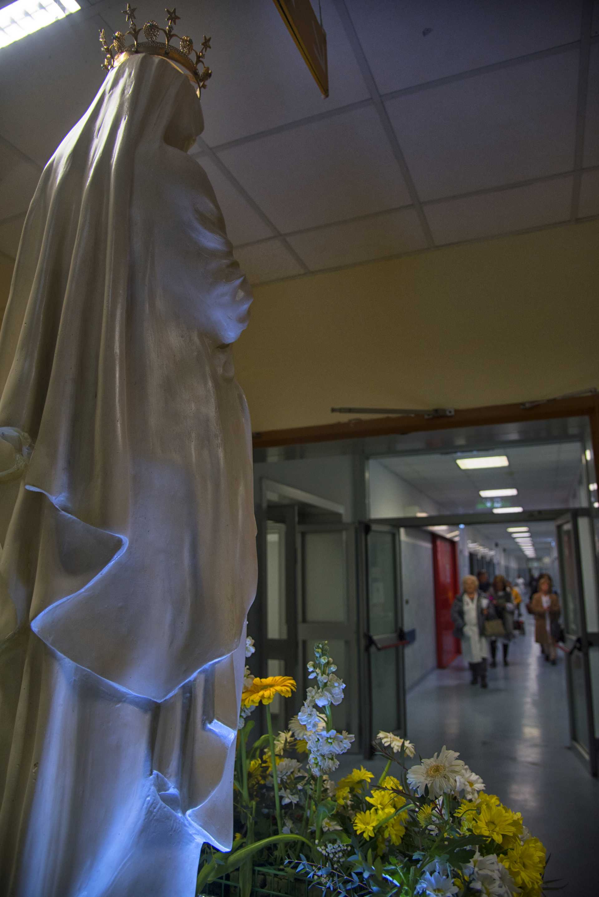 Processione della Madonna pellegrina di Lourdes nell''ospedale G.B. Grassi